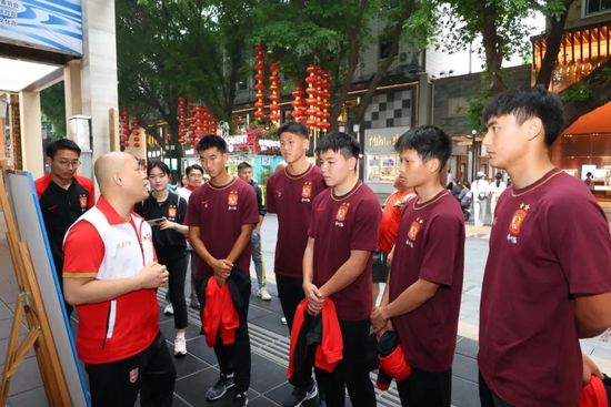 电影由一群人意外流落荒岛而展开，众人置身荒岛野树，共同面对未知的全新旅程